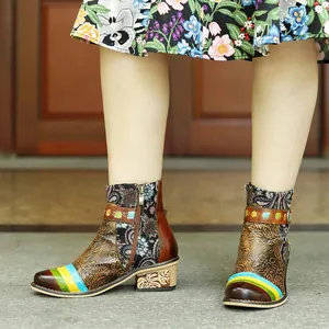 Detailansicht der handgefertigten Leder-Stiefeletten im Vintage-Stil mit Blumenmustern.