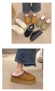 Primer plano de zapatillas de plataforma con forro de pelo y ribete bordado
