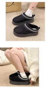 Detalle de zapatillas negras con plataforma, forro de pelo y ribete trenzado