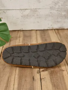 Detalle de la suela de goma antideslizante de unos mocasines marrones forrados para mujer