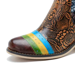 Makroaufnahme von Leder-Stiefeletten mit Blumenprägung und lebhaftem Patchwork-Detail