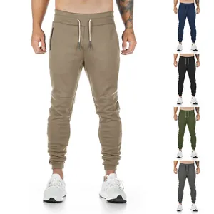 Slim-Fit Herren-Jogginghose in mehreren Farben mit praktischem Kordelzug am Bund.