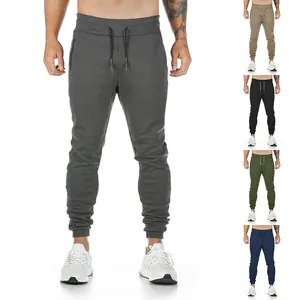 Schmal geschnittene Herren-Jogginghose in verschiedenen Farben mit Kordelzug und Taschen