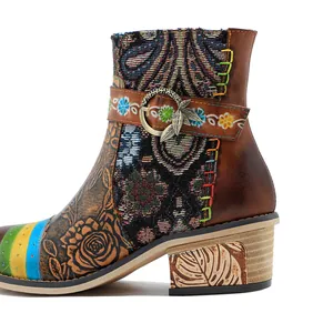 Detailaufnahme der handgefertigten Lederstiefeletten mit Blumenmustern und Ethno-Patchwork.