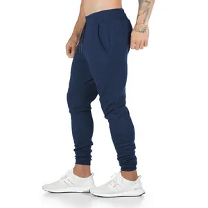 Detailansicht der dunkelblauen Herren-Jogginghose von der Seite mit Stoffdetails