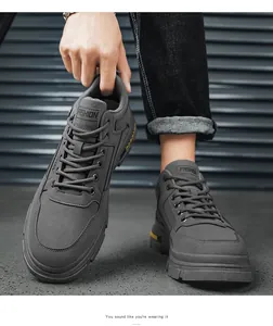 Vista detallada de botas de trabajo de cuero gris bajo con suelas de goma duraderas