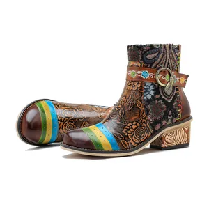 Detailansicht von handgefertigten Lederstiefeletten im Vintage-Stil mit Blumenstickerei.