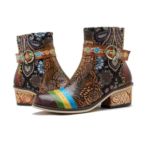 Detailansicht der handgefertigten Lederstiefeletten im Boho-Stil mit Vintage-Blumenmuster