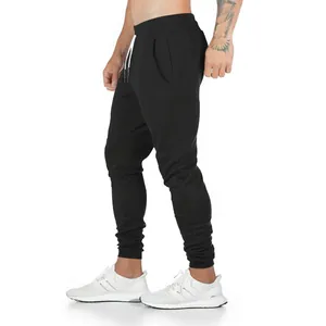 Detailansicht der schwarzen Herren-Jogginghose mit Kordelzug für Fitness und Freizeit.