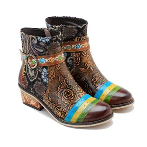 Detailansicht der retro floral geprägten Lederstiefeletten mit buntem Gobelin-Muster