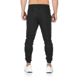 Rückansicht einer schwarzen, schmal geschnittenen Jogginghose für Herren