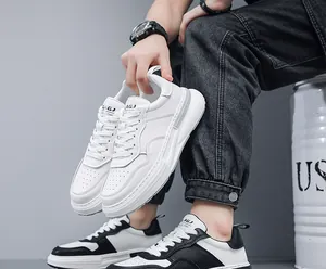 Vista dettagliata di sneaker da uomo in pelle bianche e nere tenute da un modello in abiti casual