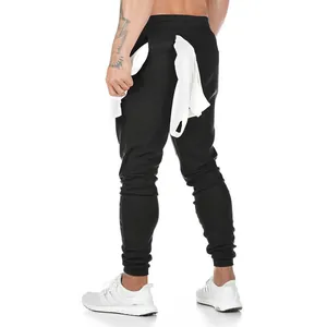 Rückansicht von schwarzen Herren-Jogginghosen mit weißem Handtuch-Designelement