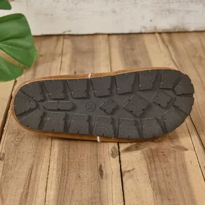Primer plano de la suela de goma antideslizante de zapatos de algodón de invierno para mujer