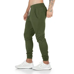 Seitenansicht der olivgrünen Herren-Jogginghose mit elastischen Bündchen und Kordelzug