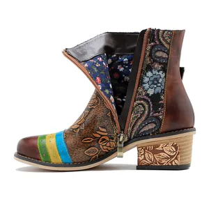 Seitenansicht der handgefertigten Vintage-Leder-Stiefeletten mit floralem Patchwork-Design