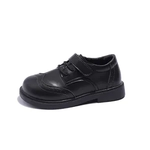 Gedetailleerd zijaanzicht van zwarte Britse stijl Brogue-schoenen voor kinderen