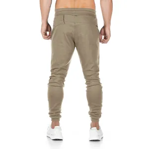 Detaillierte Rückansicht einer schmal geschnittenen Herren-Jogginghose in Khaki mit Bündchen