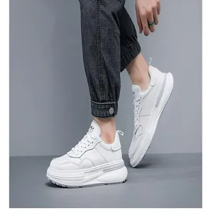 Sneakers platform in pelle bianca da uomo con un design elegante della suola spessa