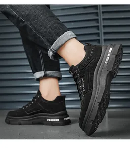 Detalle lateral de botines Martin bajos negros para hombre con logotipo de moda en la suela