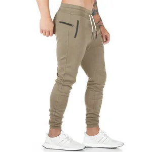 Seitenansicht der modischen khakifarbenen Herren-Jogginghose mit Reißverschlusstaschen