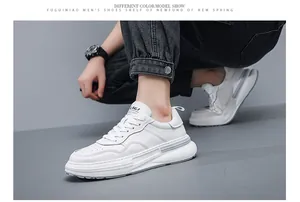 Dettaglio di sneaker da uomo in pelle bianca con profilo laterale e suola