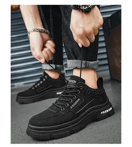 Vista detallada de botas de trabajo bajas negras para hombre con cordones y texto