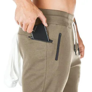 Detailansicht der Herren-Jogginghose mit sicherer Reißverschlusstasche für das Smartphone.