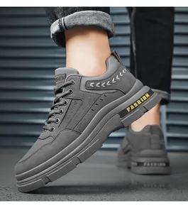Vista lateral de botas de trabajo informales grises para hombre en estilo urbano