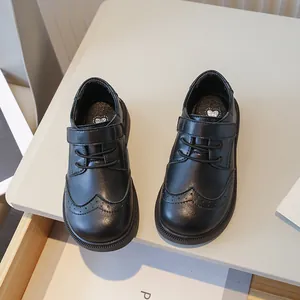 Klassieke zwarte leren kinderschoenen in Britse stijl voor studentenoptredens