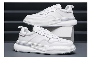 Dettaglio macro di scarpe da ginnastica in pelle bianca da uomo su un piedistallo