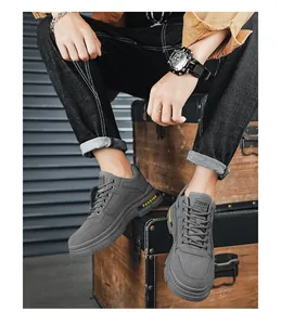 Detalle de botas de trabajo bajas grises para hombre, estilo motero casual y robusto.