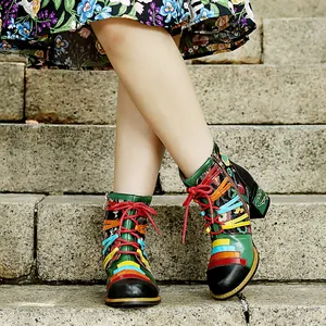 Detailansicht handgefertigter Lederstiefeletten mit buntem Patchwork auf Steinstufen