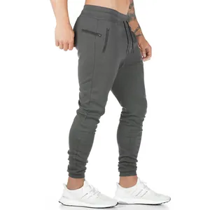 Seitenansicht der schmal geschnittenen grauen Herren-Jogginghose mit Reißverschlusstaschen