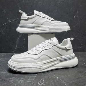 Vista laterale dettagliata di sneaker da uomo in pelle bianca su sfondo di marmo scuro
