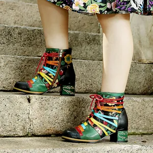 Detailansicht bunter Lederstiefeletten mit Blumenmuster und Regenbogenschnürsenkeln