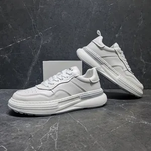Vista laterale dettagliata di sneaker da uomo in pelle bianca su fondo in marmo