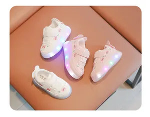 Baskets à LED roses et blanches pour bébés filles avec de jolis motifs d'ours