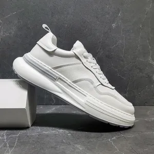 Primo piano di sneaker in pelle bianca da uomo con suola spessa e design casual moderno