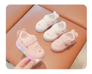 Vue détaillée de baskets à LED pour tout-petits avec motifs d'ours et scratch.