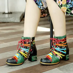 Detailansicht der handgefertigten bunten Leder-Stiefeletten mit schönen Blumenmustern und Design