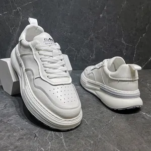 Vista dettagliata delle sneakers da uomo in pelle bianca con suola spessa a piattaforma