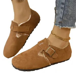 Mocasines de ante marrón para mujer con forro polar cálido y correa de hebilla ajustable