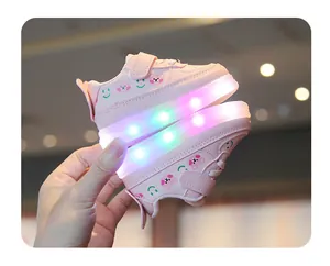 Vue détaillée de baskets lumineuses roses pour fillettes avec semelles LED et motifs ours.