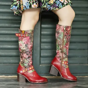 Vue latérale de bottes vintage en cuir à fleurs avec talons blocs et boucles décoratives