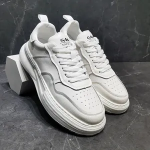 Vista dettagliata di sneaker in pelle bianca premium con suola spessa su fondo marmo.