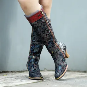 Vista dettagliata di stivali alti in stile corte vintage con pizzo e motivi intricati