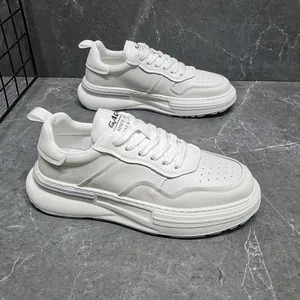 Vista dettagliata di sneaker platform in pelle bianca con suola spessa e lacci.