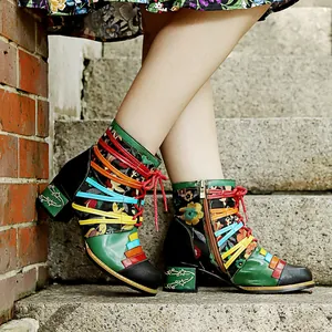 Detailansicht der farbenfrohen Bohème-Lederstiefeletten mit Blockabsatz und Patchwork