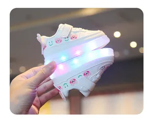 Détail de chaussures de marche blanches pour bébés avec semelles LED lumineuses